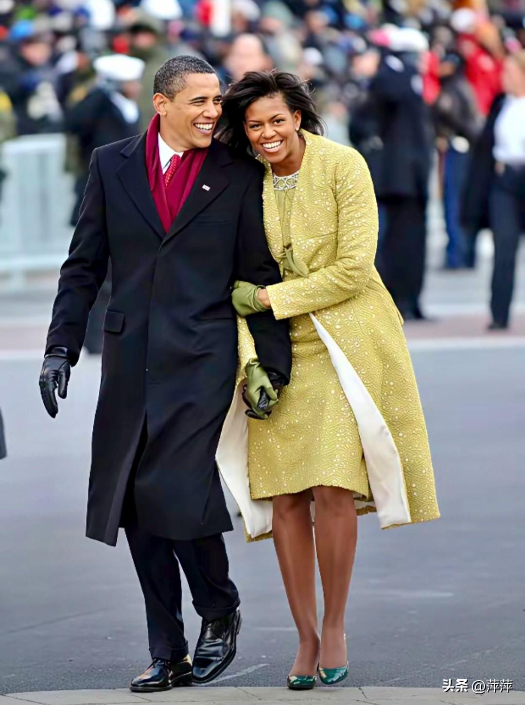 这张照片定格于2009年1月20日奥巴马首次总统就职游行。米歇尔身着柠檬黄套装，