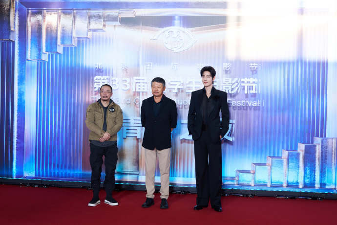 肖战获得最受大学生欢迎年度男演员 肖战一帧一景步履向前  肖战获得最受大学生欢迎