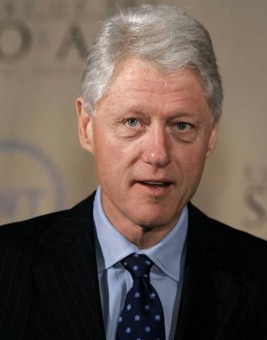 克林顿突然出来喊话，把窗户纸捅破了。
他说中国早晚要超过美国，让某些人别再装睡了