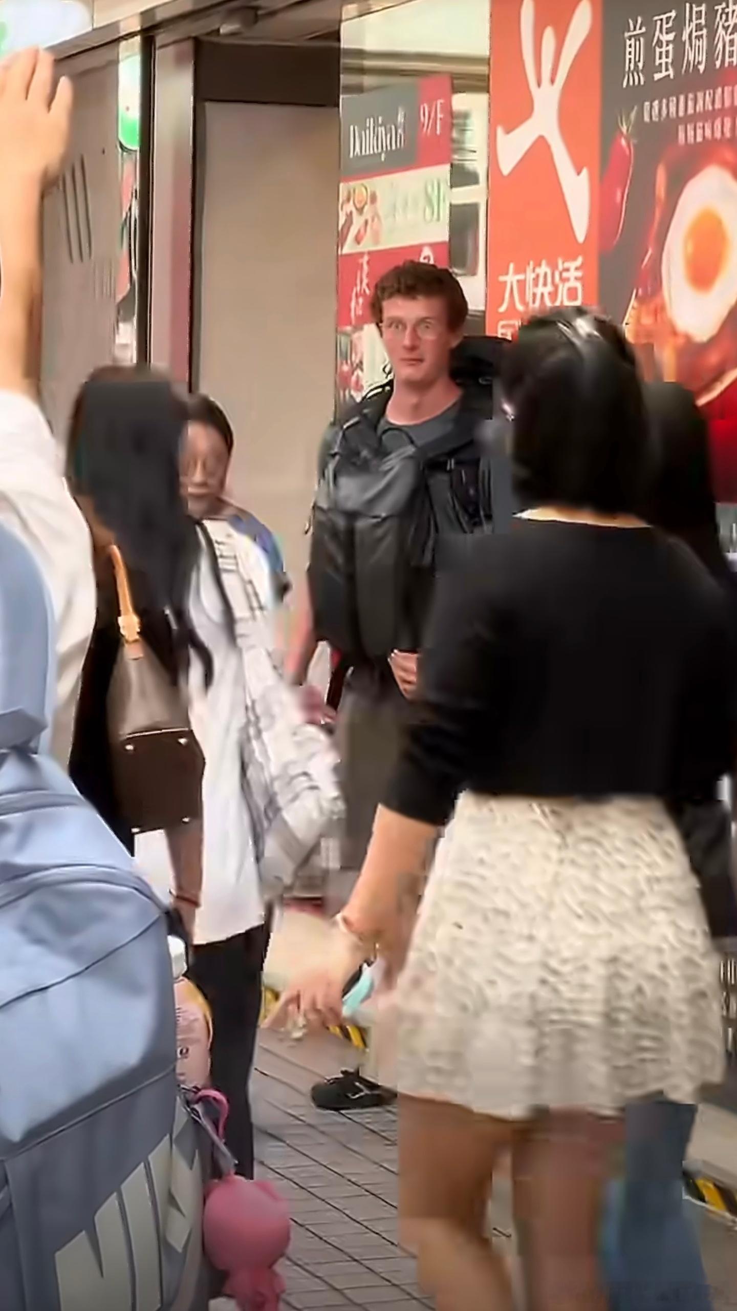 实在难绷！香港地铁不知道从什么时候开始流行起了模仿《古惑仔》大反派乌鸦高举手臂打