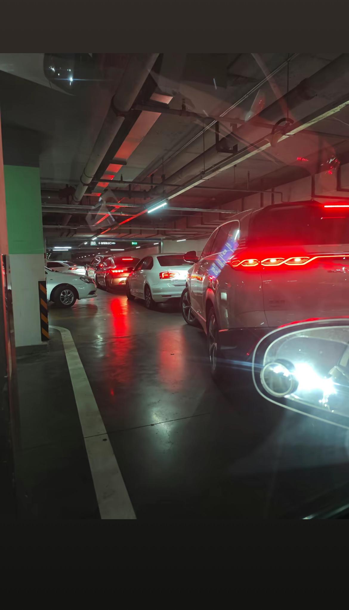 石家庄万象城的停车场真是没谁了，晚上六点的饭局愣是拖没了

昨天和几个朋友约好晚