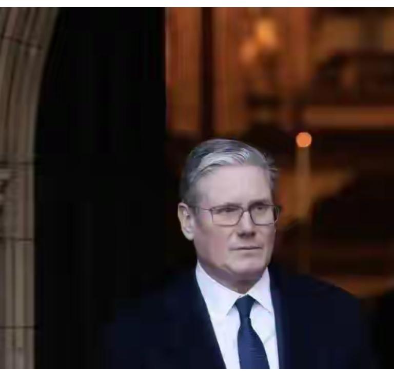 斯塔默这次总算说了句人话！明确表态“英国没参与”，还要“先弄清事实”——摆明了跟