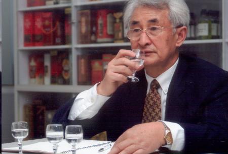 茅台集团前董事长季克良在采访中透露：“我这辈子大概喝了2吨茅台酒！每天早晨我会品