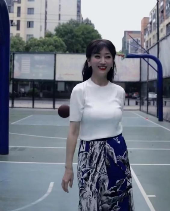 赵雅芝在社交平台上分享了她打篮球的视频。68岁的她在篮球场上蹦蹦跳跳，精神抖擞，