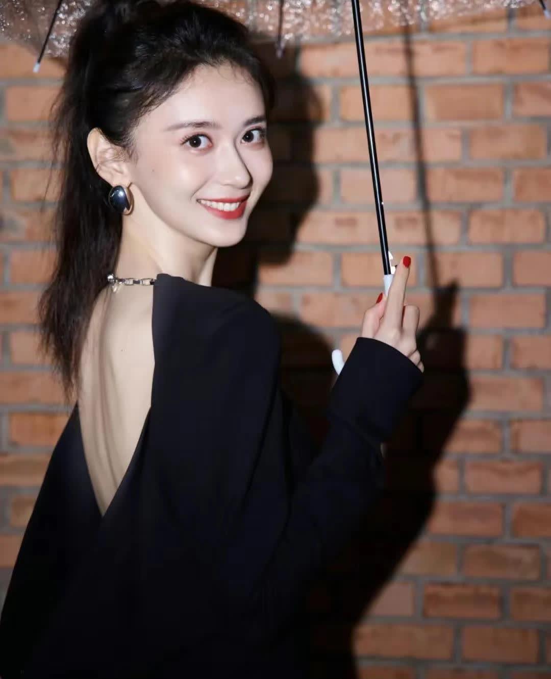 北电校花徐梓钧，曾被誉为美貌与气质兼具的美女，如今因与52岁的高亚麟卷入性丑闻而
