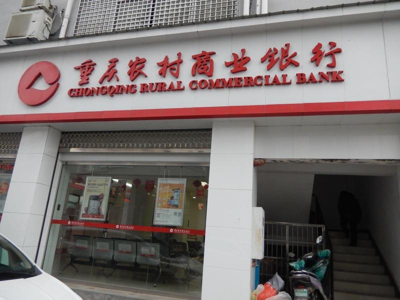 银行存款利率频降你的钱还会放在银行吗这是一个很多人都正在关心的问题。面对银行存款