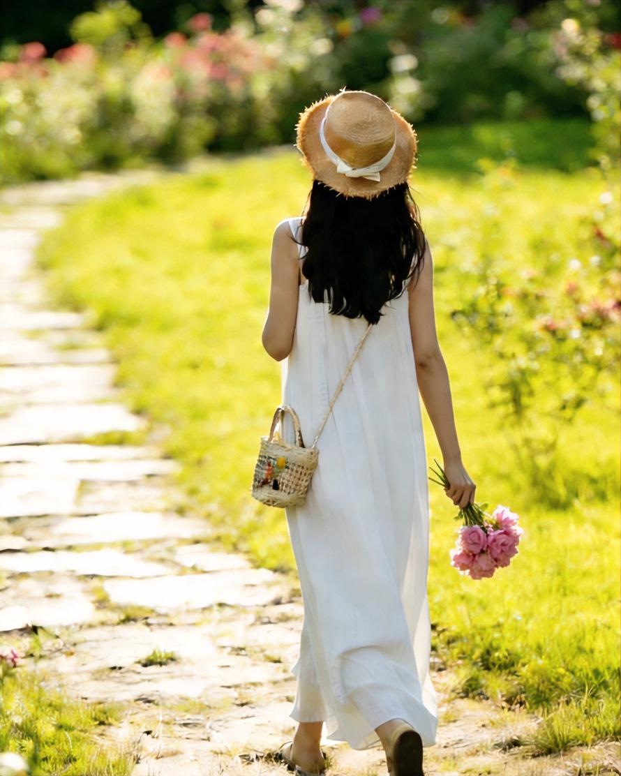 张雪峰真让人敬佩，明明有条件享受，却偏选简单日子，看似自找麻烦，实则满是格局。