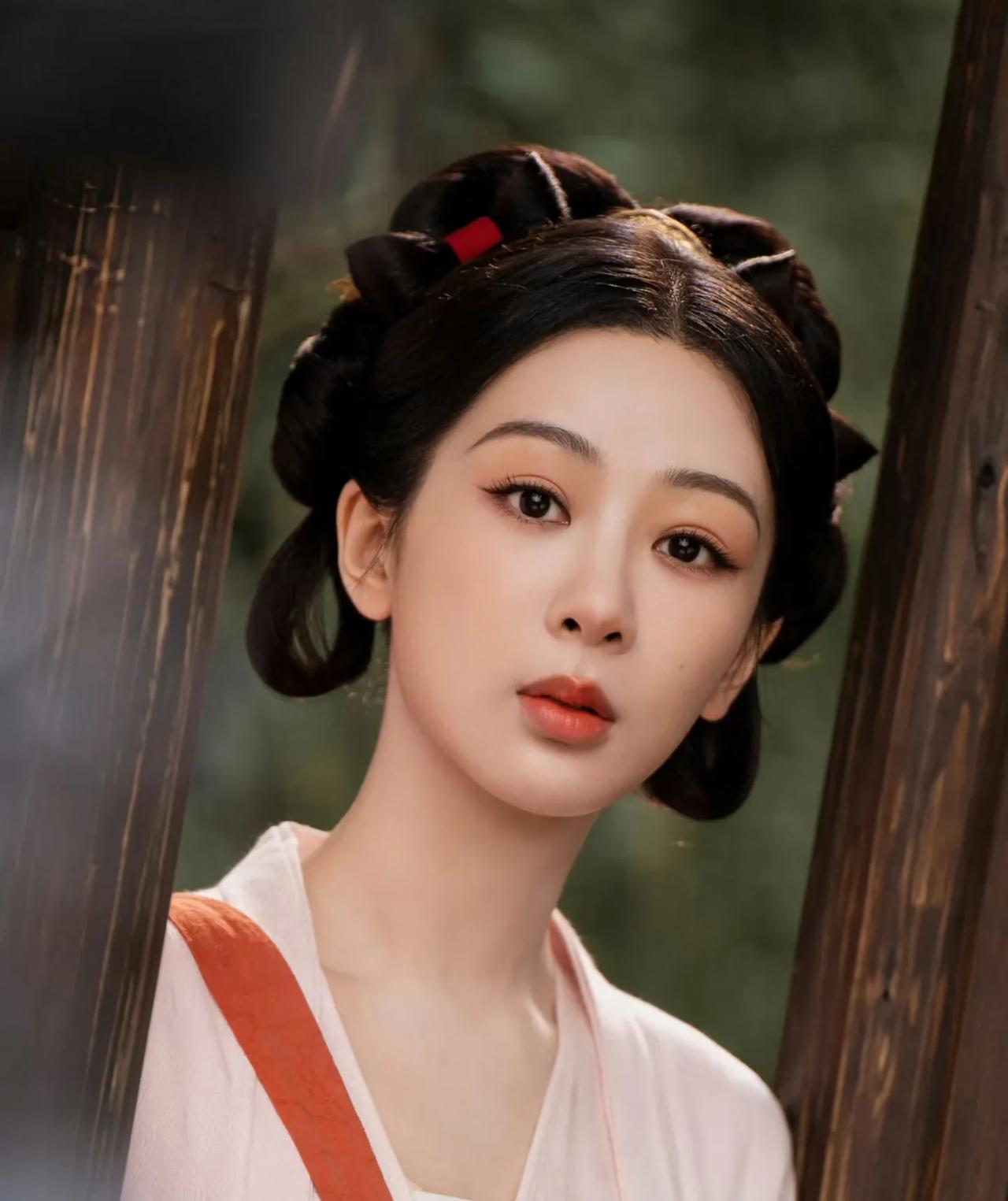杨紫这个人真的不能仔细琢磨，越琢磨就越发现，这个人真的太可怕了！

不是她长得有