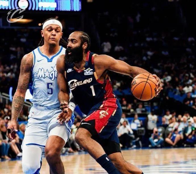 骑士背靠背同热火的比赛，胜率高达68%，有望取得五连胜的同时，哈登完全可以休息一