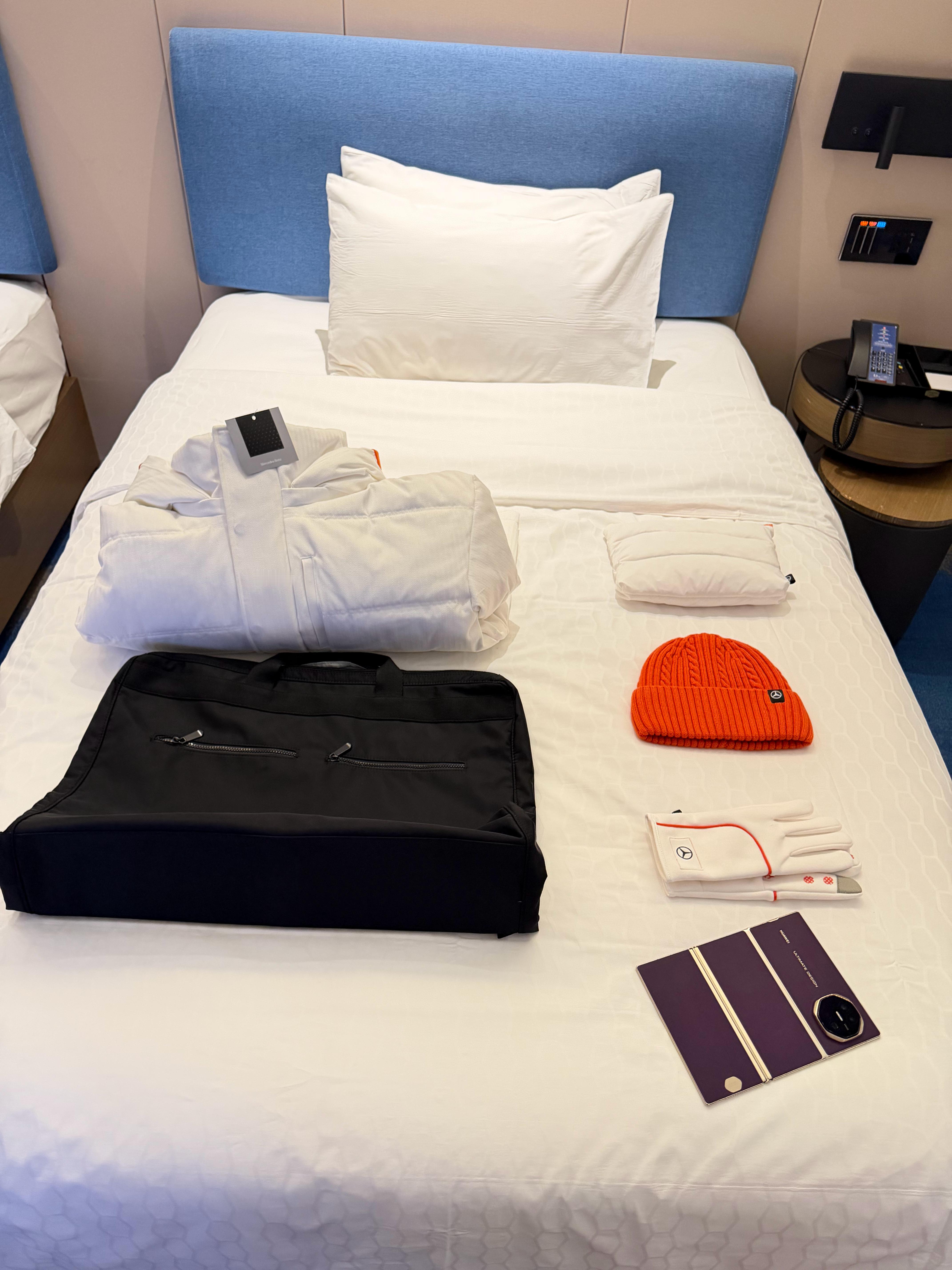 奔驰发了全套的冬装羽绒服用的还是moncler的面料技术明天正好和lp做个对比