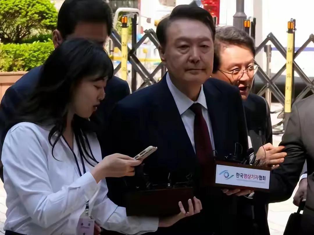李建明对尹锡悦是以其人之道还治其人之身。这时候他已经深有体会，他在看守所里面的居