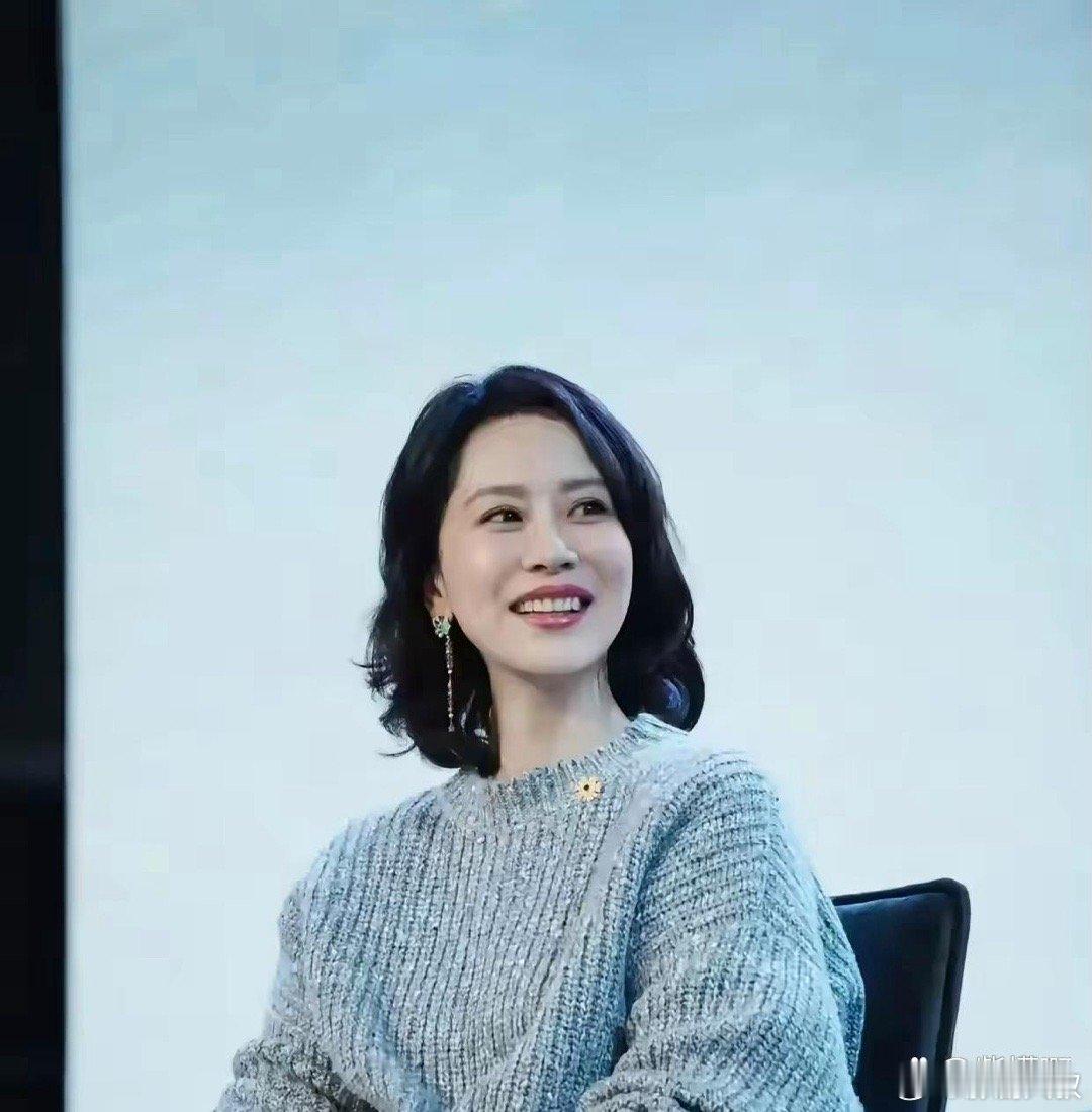 海清的美貌不断升级，愈发显得精致迷人。 