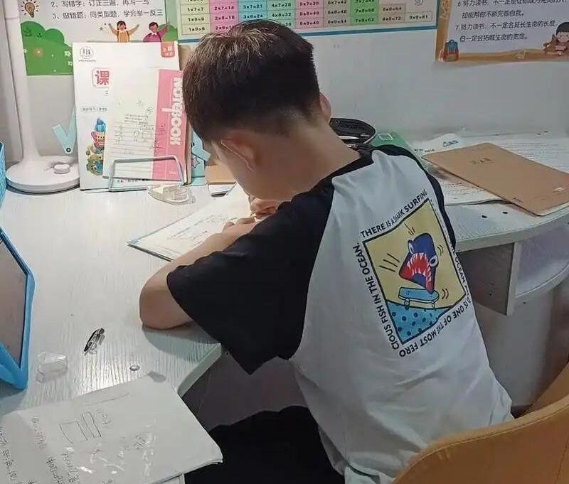 看着一位妈妈哭诉，说自己三年级的儿子成了“学渣”，心都快碎了。
语文作文憋不出3