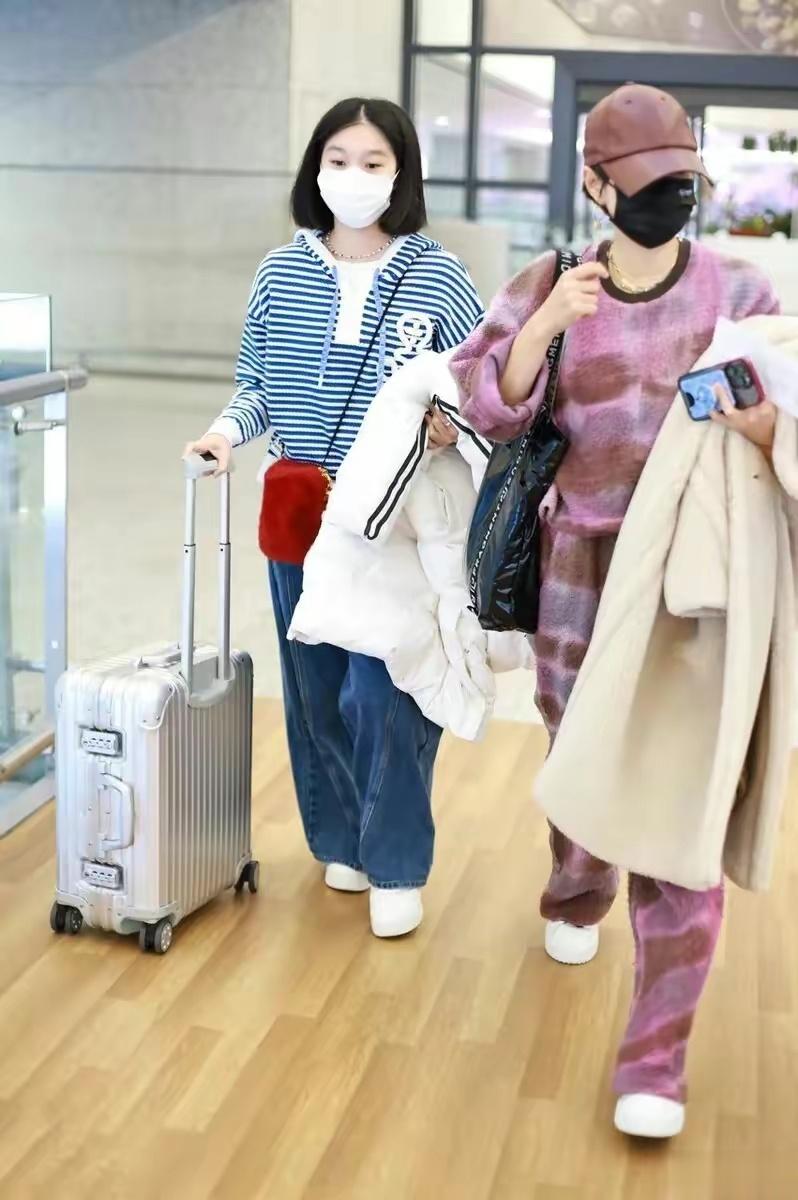 马伊琍母女现身机场，打扮时髦似姐妹花，15岁爱马剪短发青春靓丽11月26日，马伊