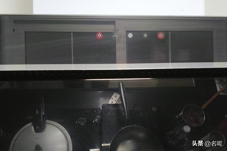 我炒菜的时候特别不喜欢开油烟机，每次被我老公说一通，但是他不在，我依旧我行我素。