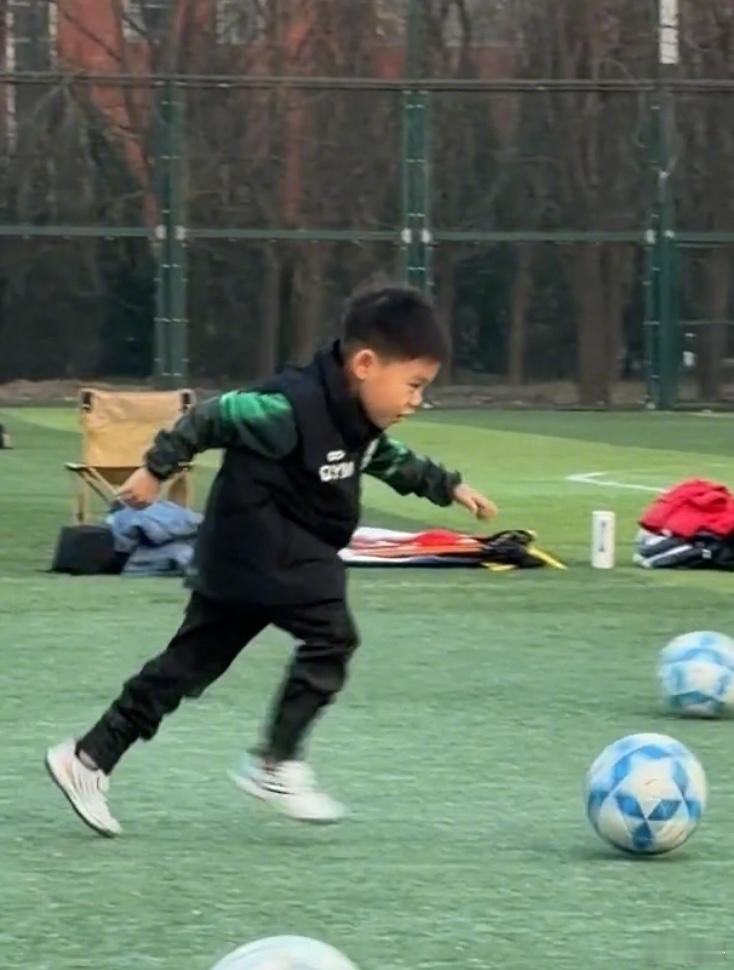 儿子爱踢客训练。 