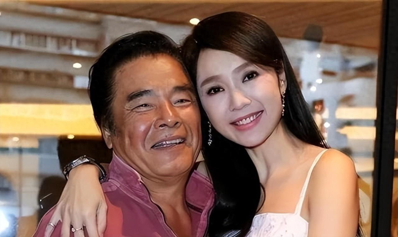 🐒“6个老婆”同住一屋，每人每月7万零花钱，71岁又娶第七房小娇妻。
 
当年