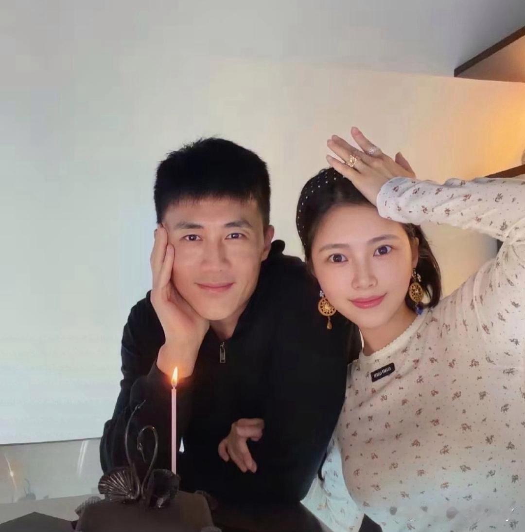 杜淳妻子王灿颜值出众，长相温柔耐看，气质格外舒服动人。 