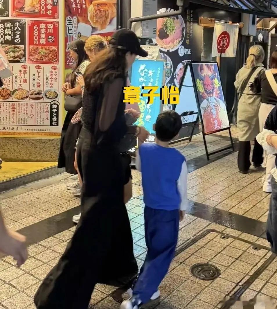 有网友在日本偶遇章子怡，她带着儿子和女儿旅行！不得不说，有钱女明星离婚后，日子是