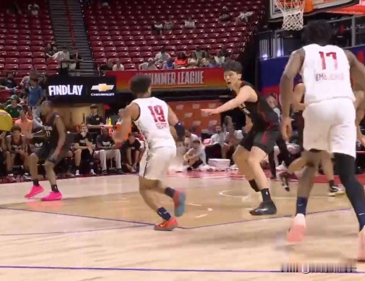 NBA夏季联赛实时战况，杨瀚森上半场2分3板2助1帽1断填满数据栏，中场前底线发