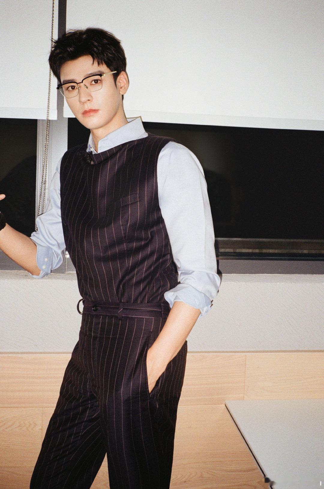 自然堂与龚俊实力共赴在演艺道路上，龚俊始终保持着对表演的热爱与执着。他愿意为了一