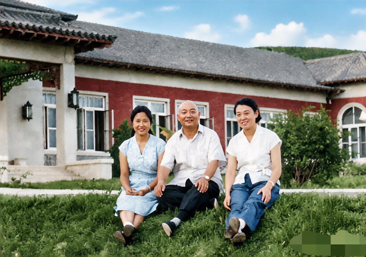 60年代，李敏与公公孔从洲，小姑子孔淑静的合影。考考你眼力，哪一位是李敏？