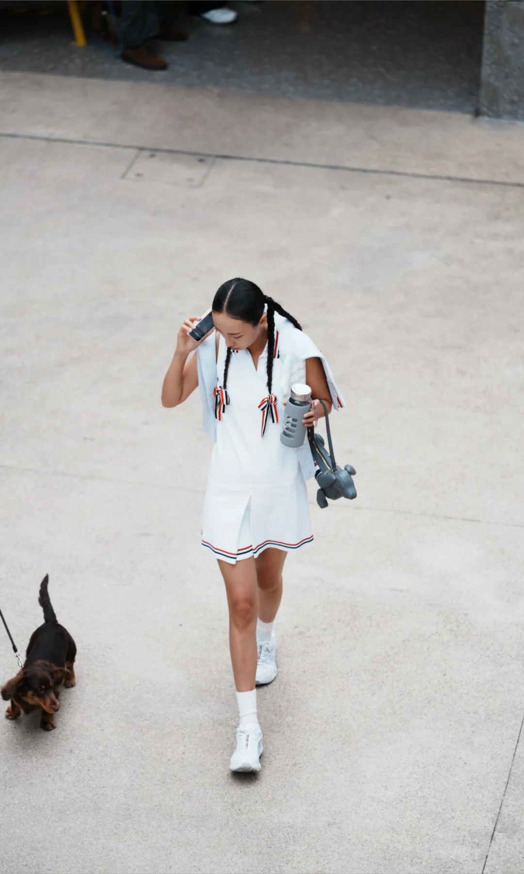 去球场的路上，被小腊肠跟了一路🐶