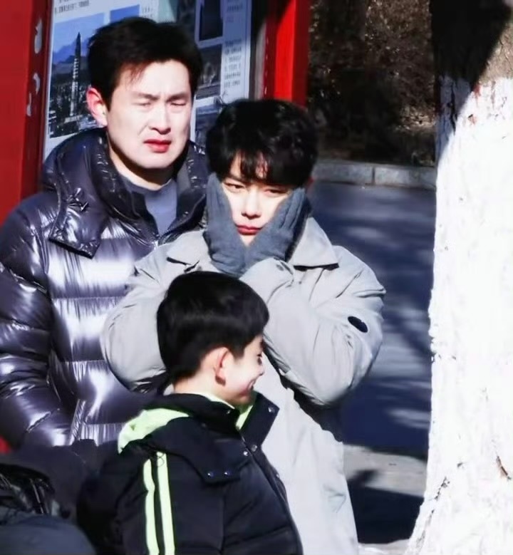 俺是农村来嘞，这辈子都没见过这么好看的男人，你要是跟了俺，俺保证把你都宠得漂漂亮