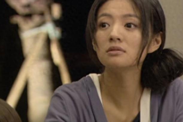 演员安以轩复出拍摄MV，好友透露其没有工作和任何收入，靠以往积蓄投资理财，独自照
