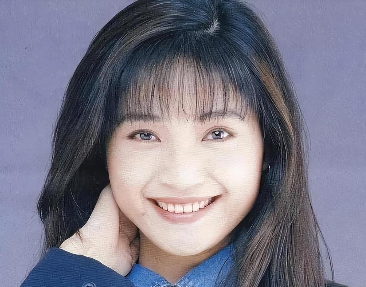 台湾女歌手方季惟的采访，说自己五十多年从来没谈过恋爱，是没有人追吗？
早年间她靠