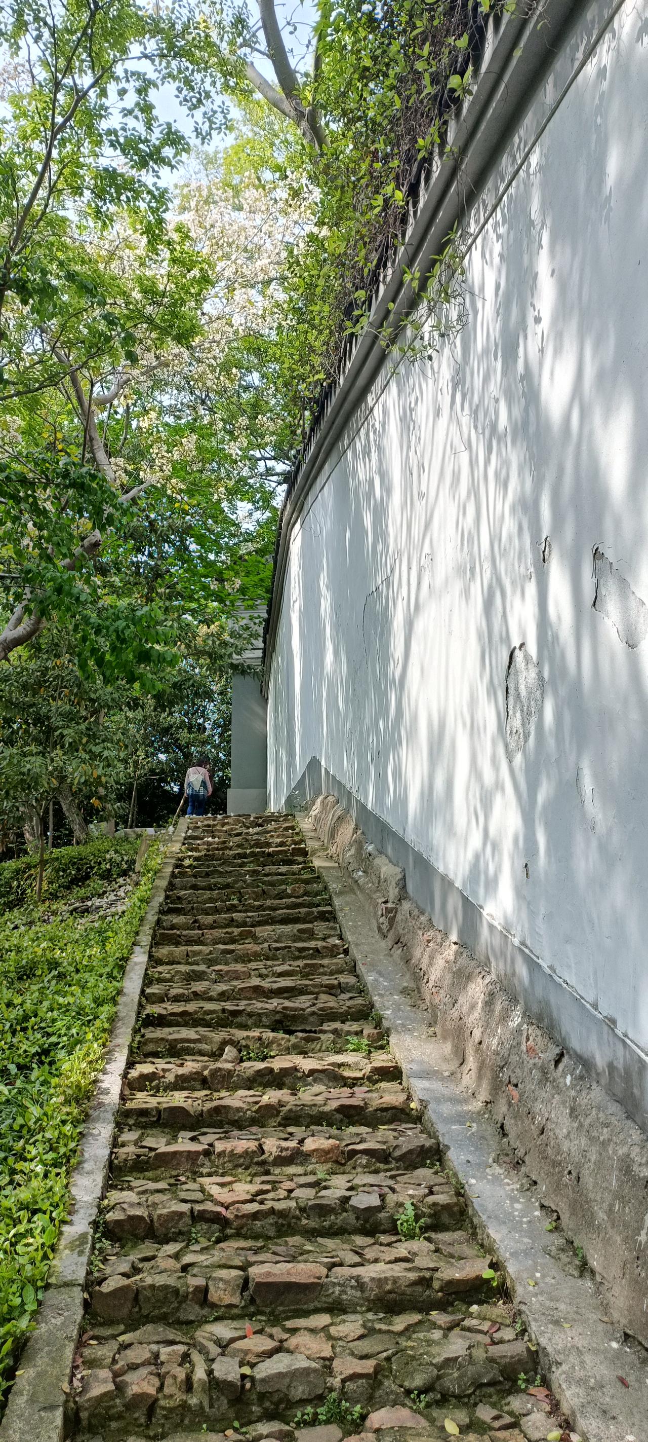 静谧古道，绿意盎然，岁月静好。
上联:石阶通幽处，
下联:绿树掩映间。