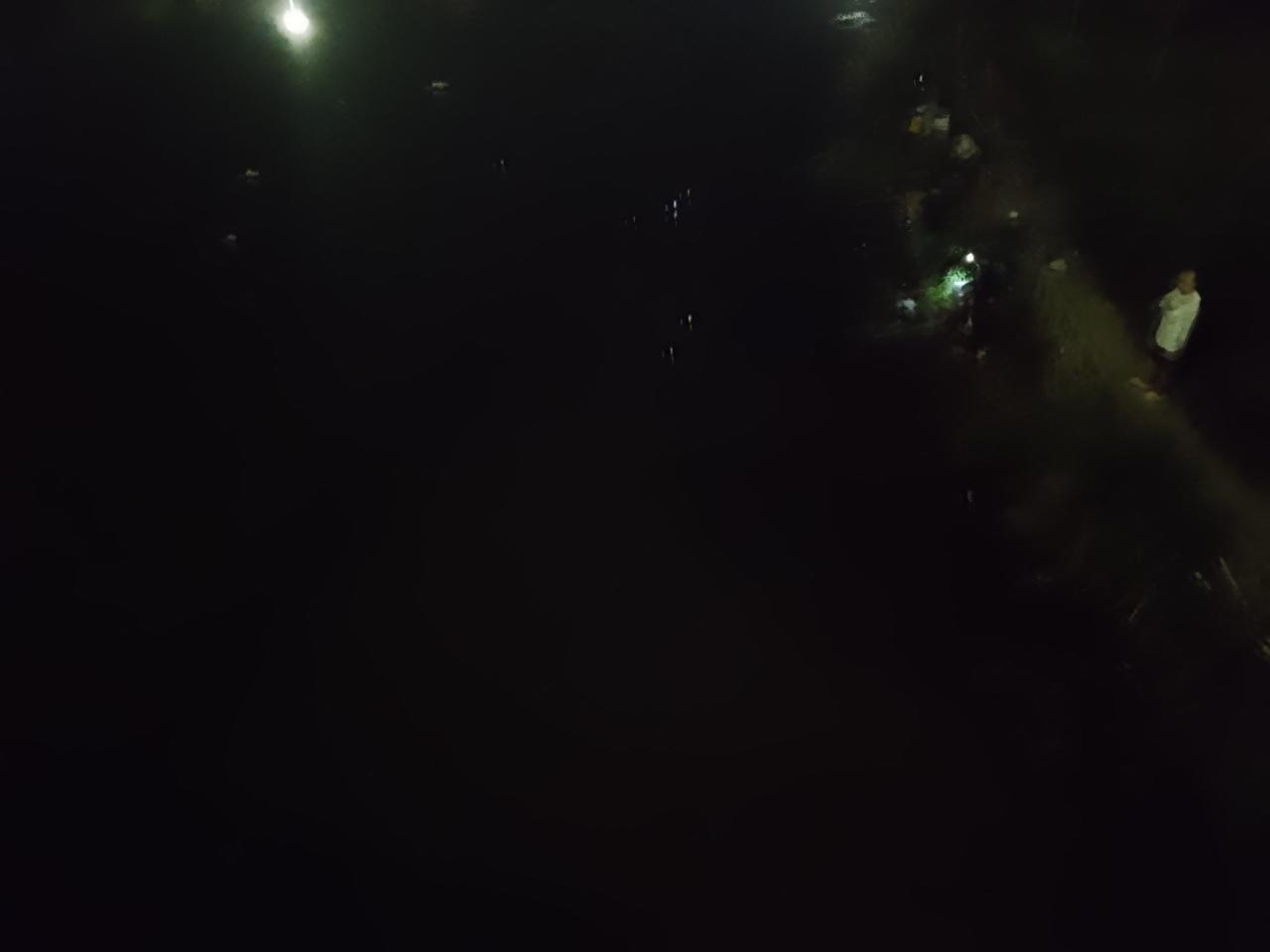 钓鱼佬的钓鱼瘾很可怕
天都黑成这样了，这些钓鱼佬还安安静静地守在河边，周边人家说