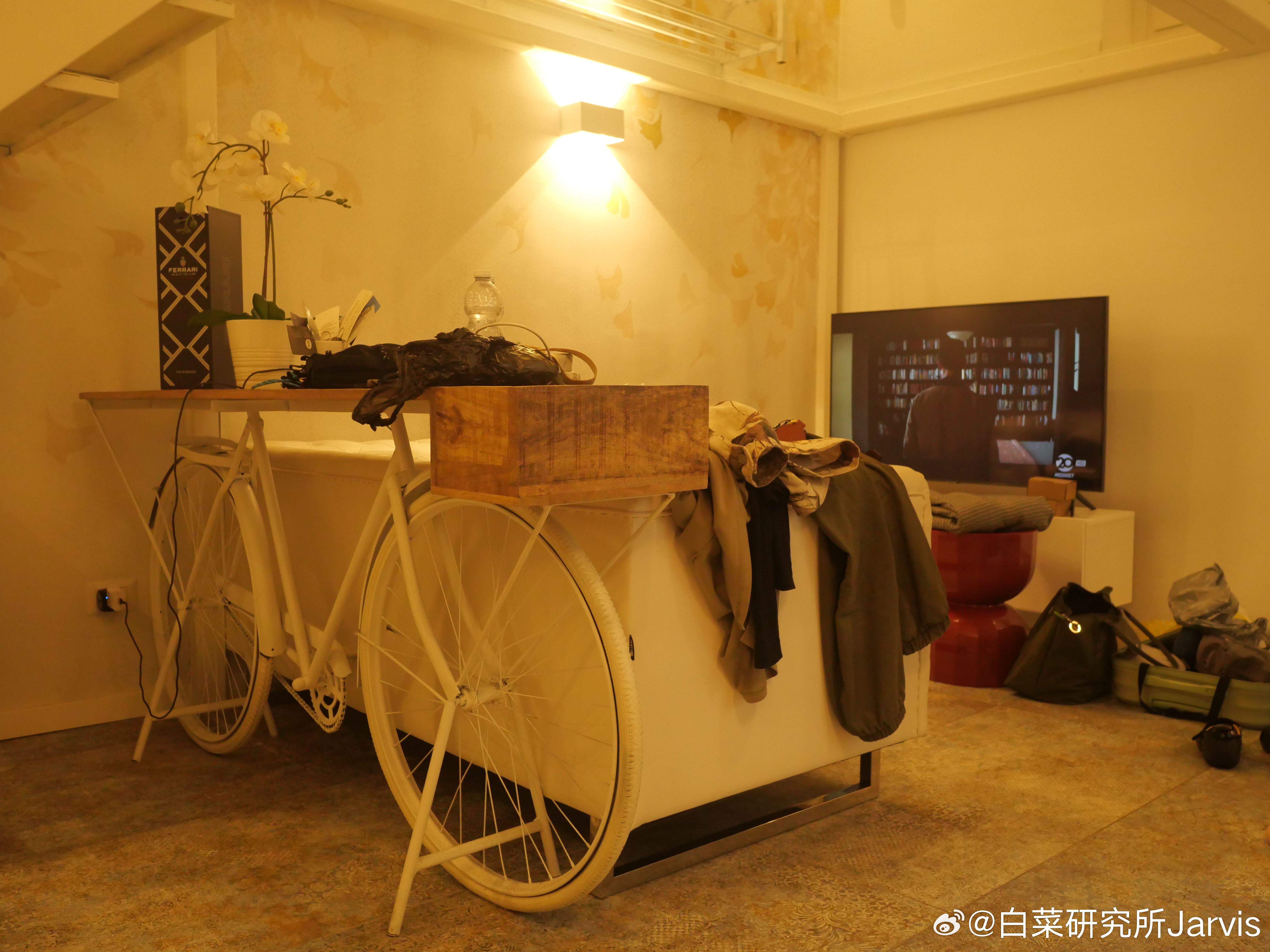 纵使一堆杂物，米兰的民宿也还是设计感十足。就是这悬空床，有恐高的还真的有点心慌。