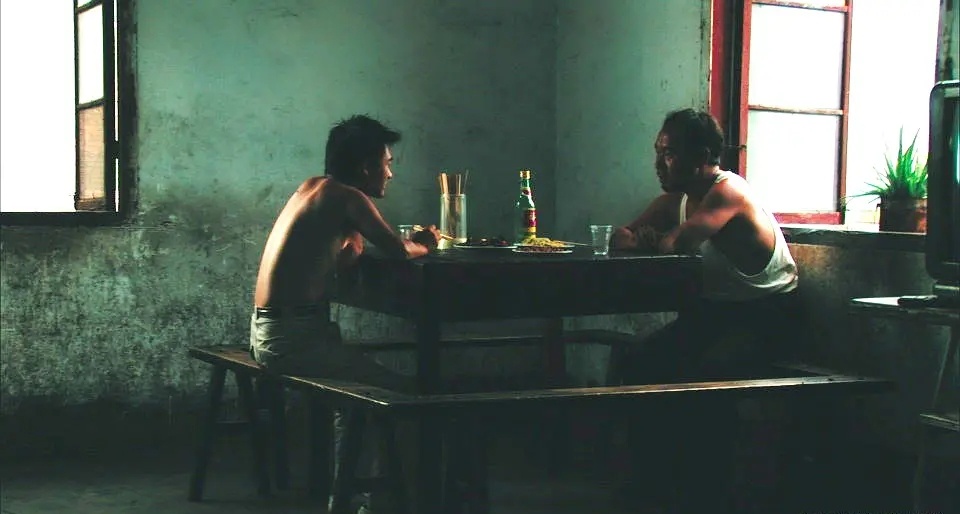 在归家的船上遇见了一位“酒后表演艺术家”。这位“老子九岁当玉帝”“我是忽必烈”上