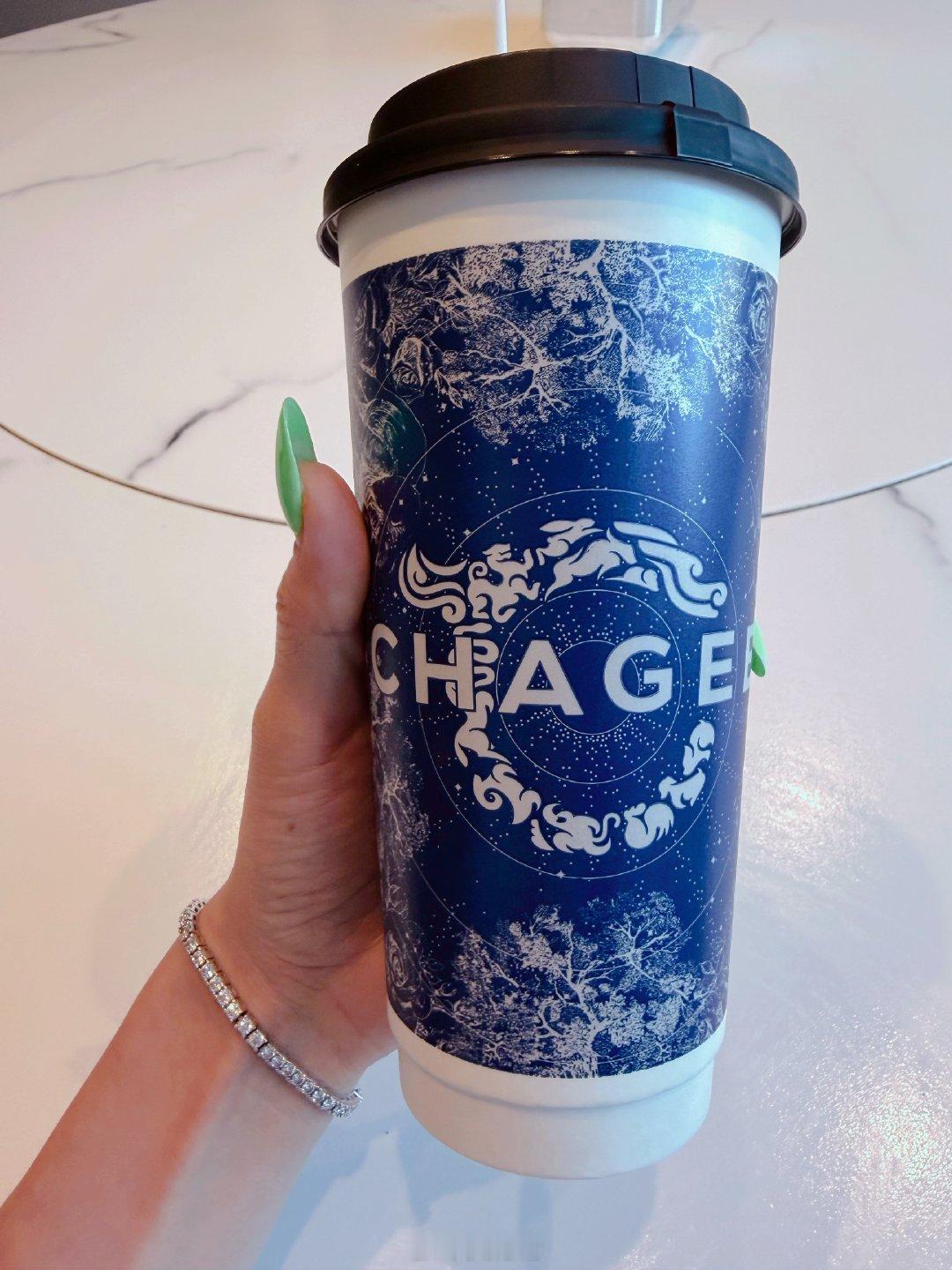 终于喝上霸王茶姬了出差的时候真不敢喝啊 怕晚上睡不着