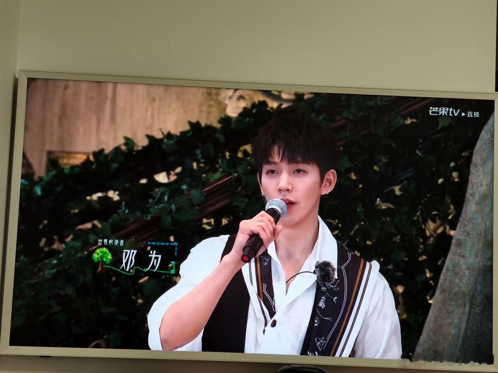 以为邓为是在走红毯邓为出场全场尖叫 邓为出场即高光！那步伐那气质红毯既视感拉满，
