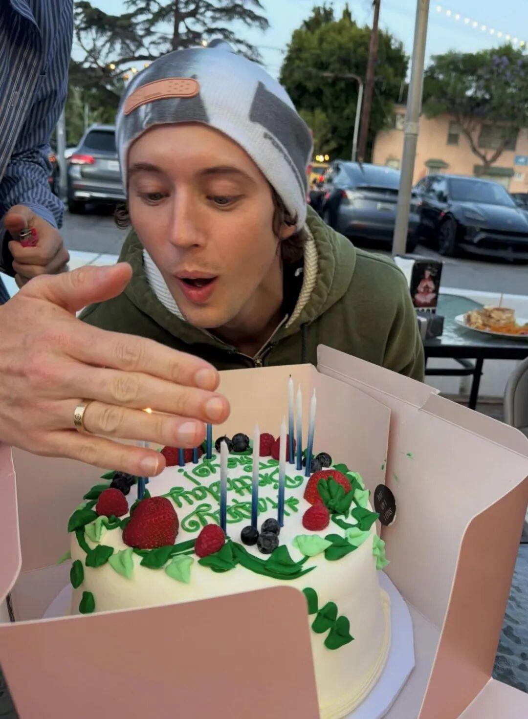 今天，2026年6月5日，戳爷 Troye Sivan 三十一岁了。
没错，就是