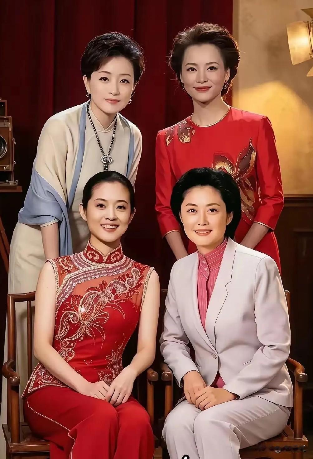 央视的五位知名女主持“五朵金花”里，已有四位列在下图之中，她们分别是：

杨澜、