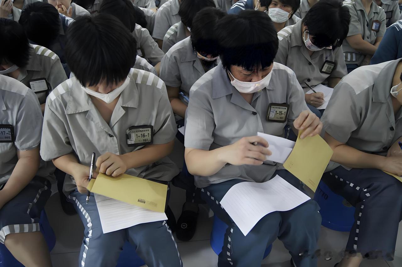 每天六点准点的哨音，被子必须叠成棱角分明的豆腐块，牙刷摆放的方向都有统一标准，连