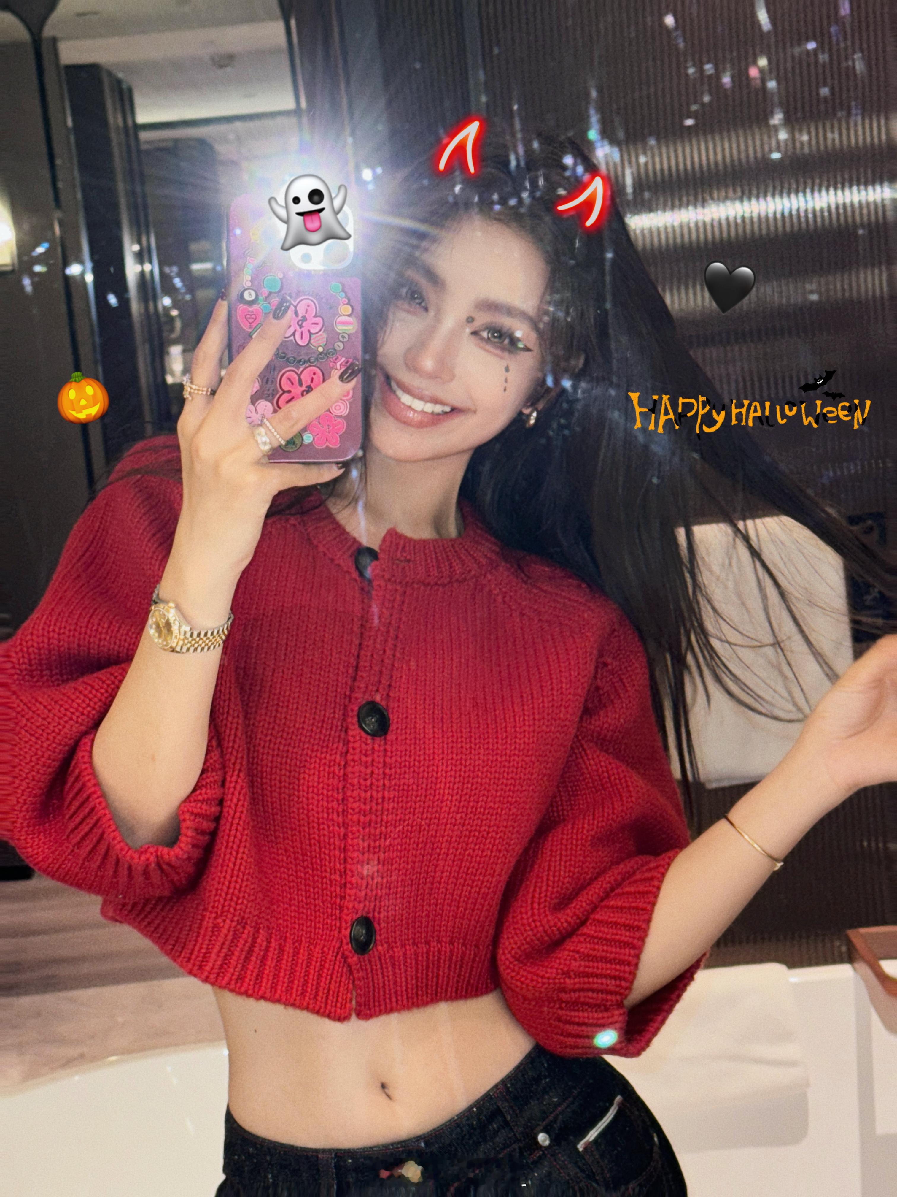 提前祝贝贝们 万圣节快乐呀～收工回酒店给自己搞了一个小小妆👻那先酱紫吧哇咔咔 