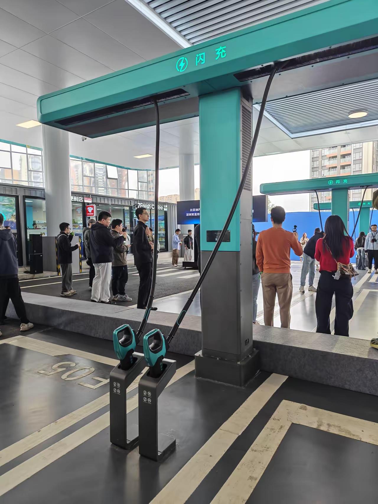 直到看了深圳比亚迪的快充站，我对油车的看法彻底颠覆了。

简直是不可思议，从充电