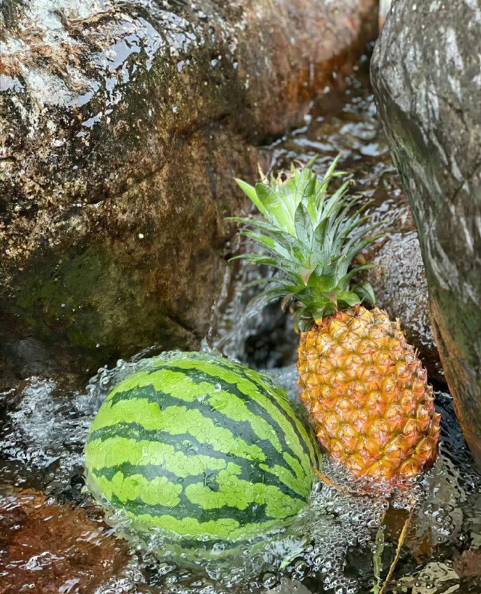 清泉潺潺，凉气殷殷，浸入瓜果消热暑。 