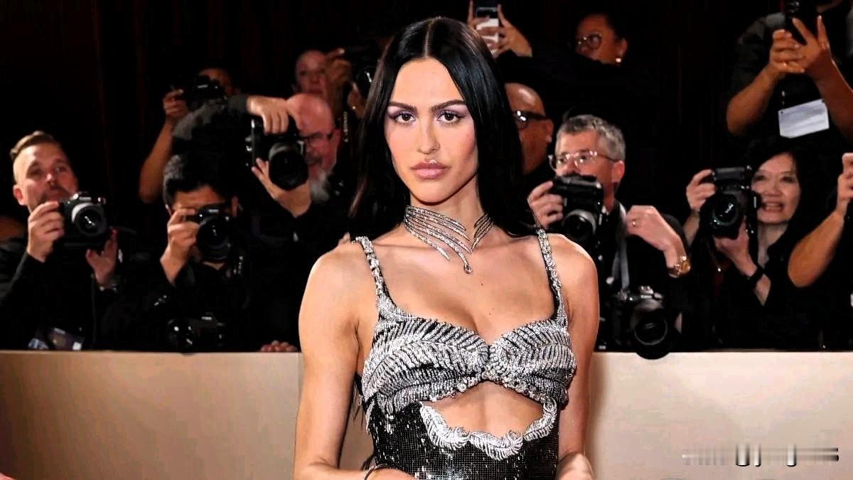 阿米莉亚·格雷是一位真正的时尚女王，她深谙如何吸引眼球。2026年金球奖红毯上，