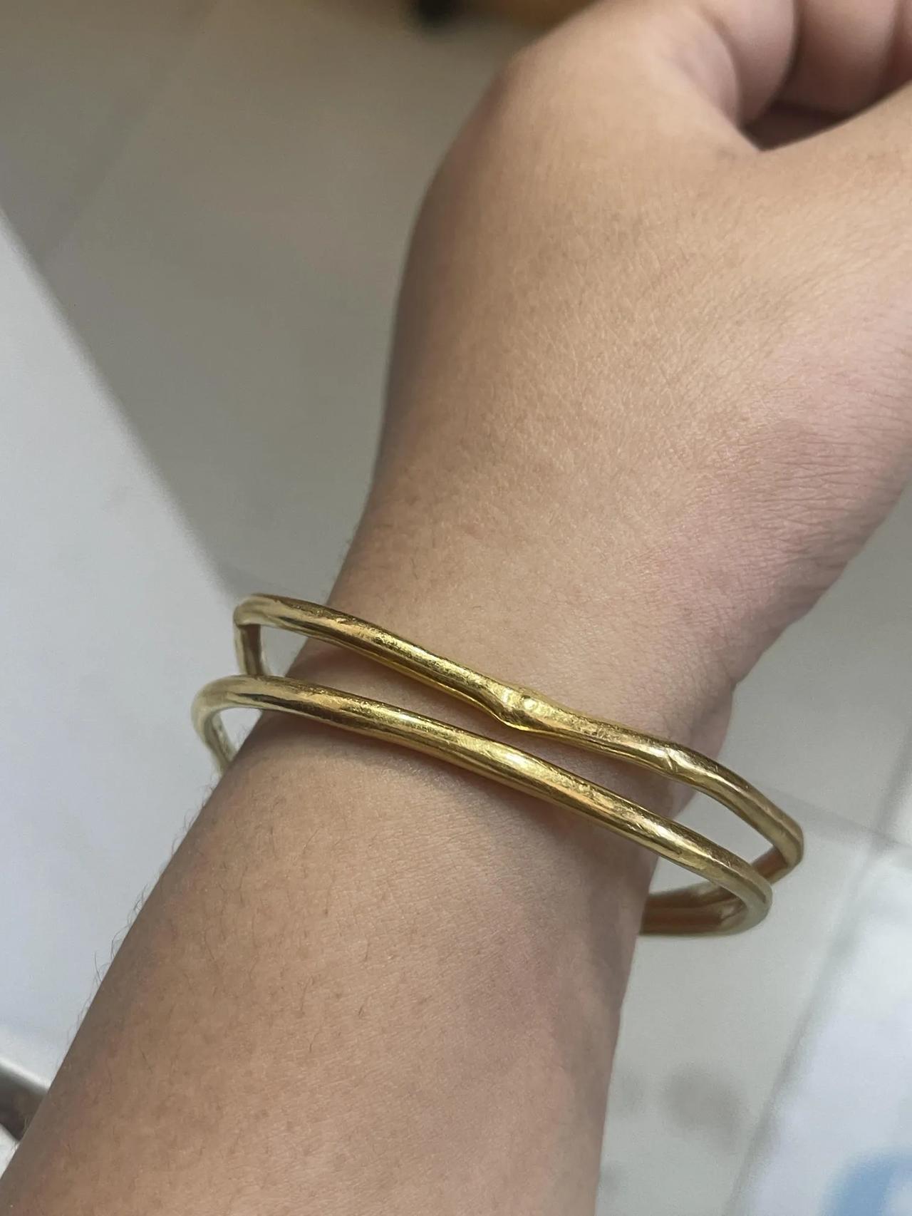 牛马真的不要买细圈的金手镯了。买了就不要带了，真的很软磕磕碰碰就会成这样。我准备