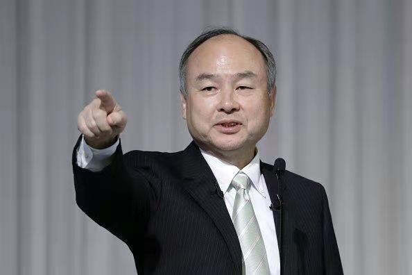 软银集团创始人孙正义首次回应清仓英伟达股票一事。他坦言，自己是一边哭着一边卖掉股