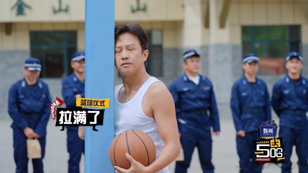 邓超打篮球前仪式感邓超打篮球还有讲究邓超的打球仪式太特别，开打之前一定要吻一口篮
