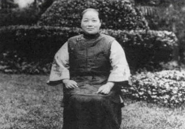 都说倪桂珍是民国最牛的母亲，两个儿子做到了顶级高层，三个女儿嫁进了权力中心，可我
