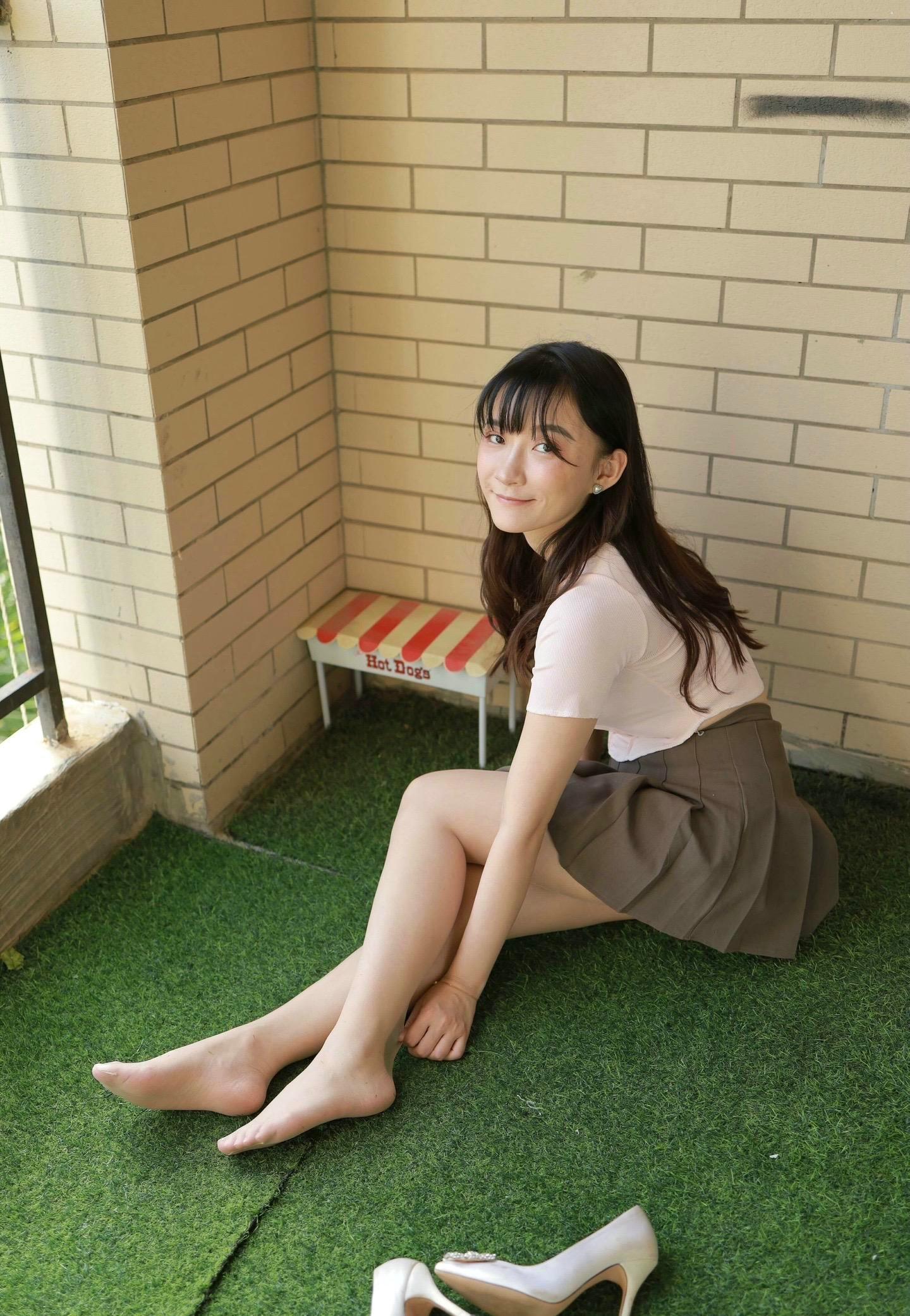 人生建议 穿丝袜别喝酒 喝酒别上厕所 ​ ​​​