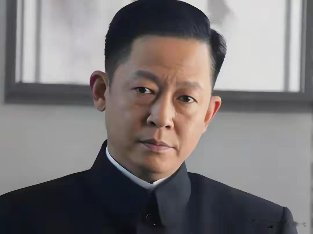 王志文说：那段话，
真的戳中了太多过来人的痛处。
年轻时总以为合群是本事，
后来
