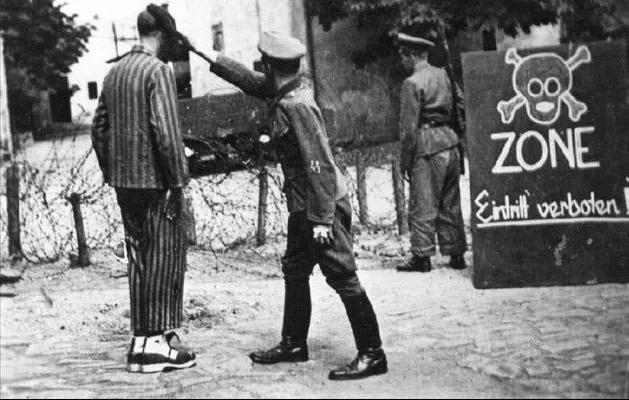 1943年，纳粹集中营，正被虐待的犹太人，从照片中我们可以看到，一名“犹太叛徒”